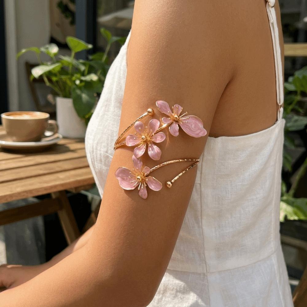 Emaille-Glasur Offener Armreif Retro Blumiger Armreif Modeaccessoires Blumenarmband Party