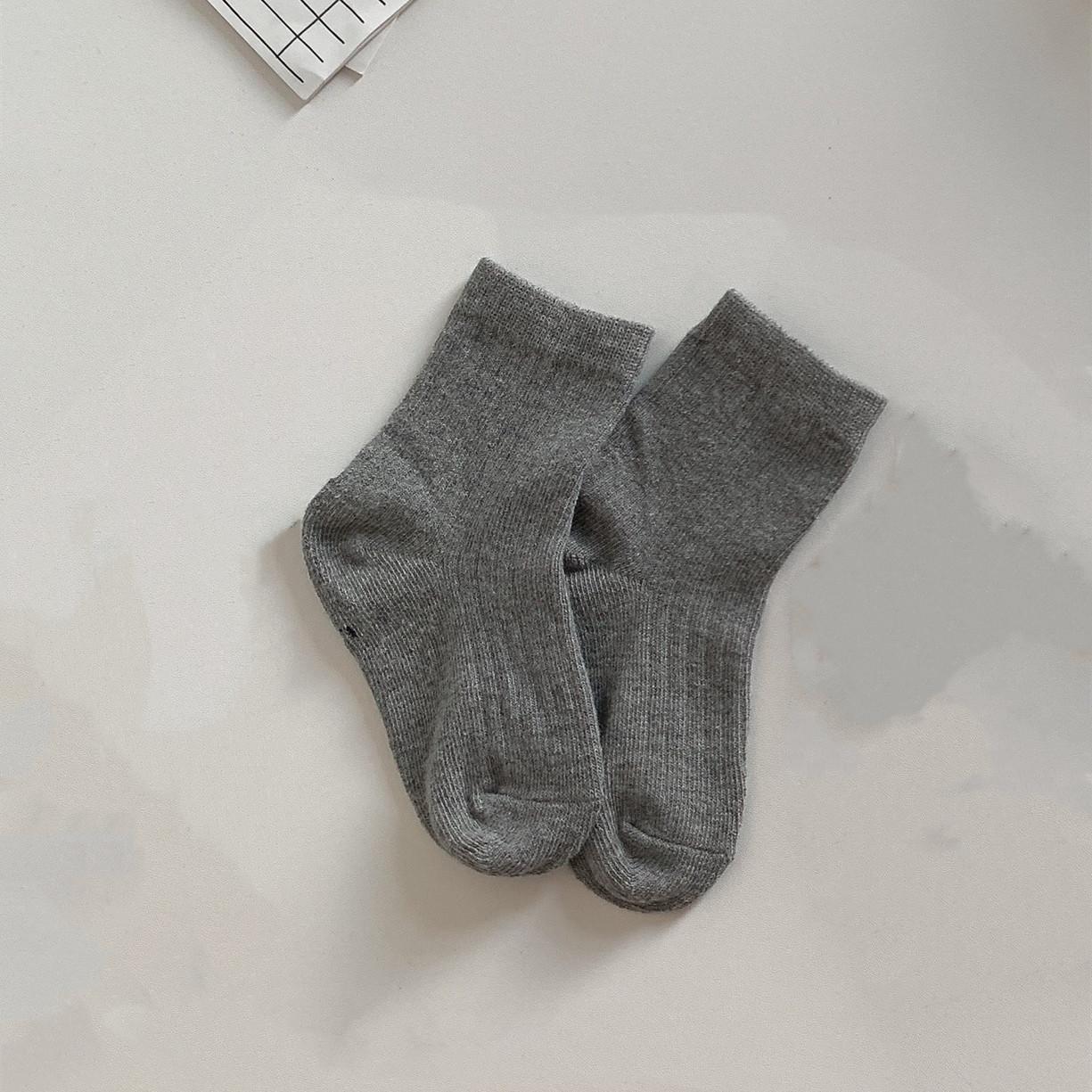 

1 пара простых детских носков с молоком и кофе, однотонные серии носков до середины икры для маленьких мальчиков и девочек, весенне-осенние хлопковые тонкие школьные носки L серый