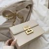 Minimalistische einzelne Umhängetasche mit Metalldekorkette, quadratisch, elegante Umhängetasche aus PU, trendige Handtasche mit Überschlag für Damen, Handy-Geldbörse