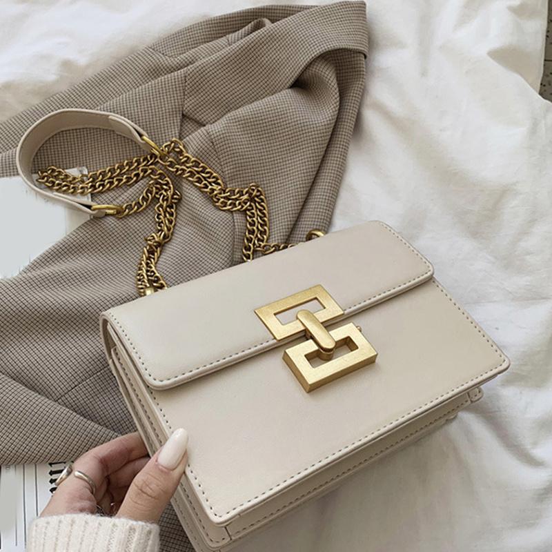 Minimalistische einzelne Umhängetasche mit Metalldekorkette, quadratisch, elegante Umhängetasche aus PU, trendige Handtasche mit Überschlag für Damen, Handy-Geldbörse
