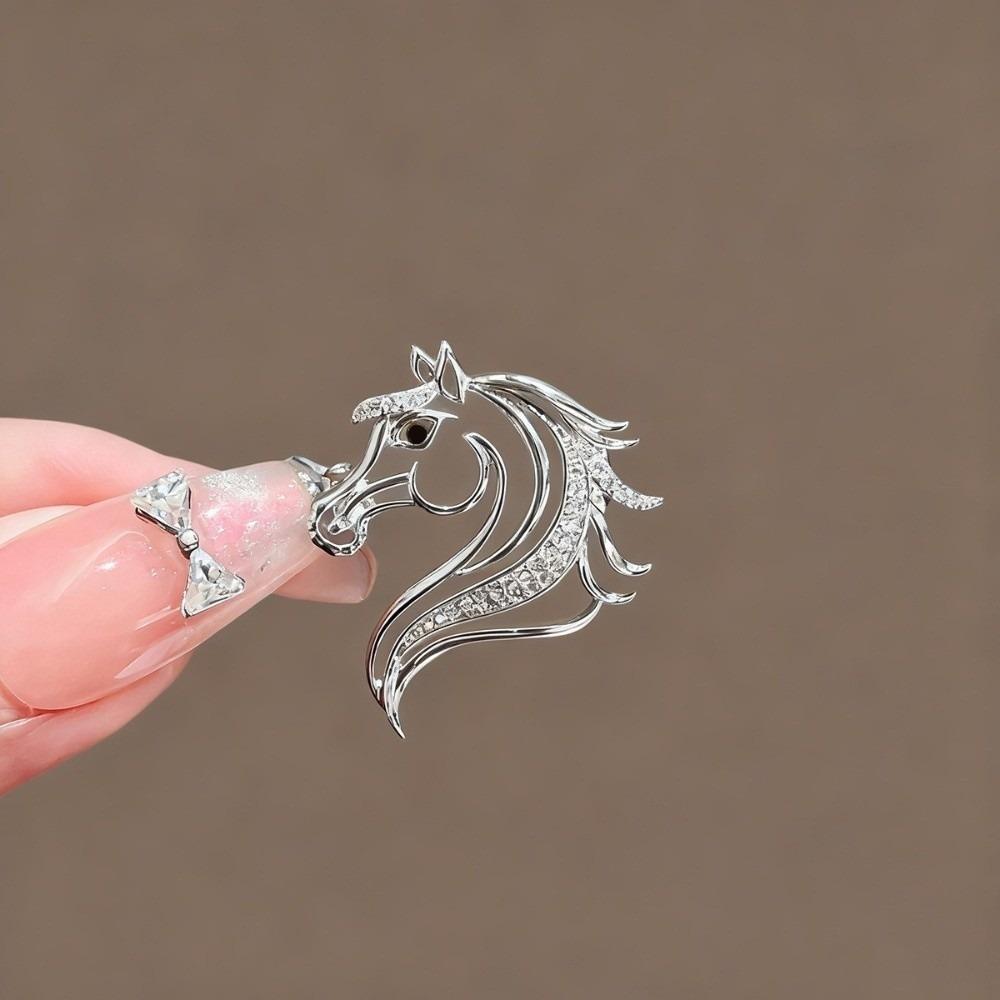 

Temperament Hollow Horse Brooch Versatile Clothing Jewelry New Animal Brooch Pin Gift Giving срібний