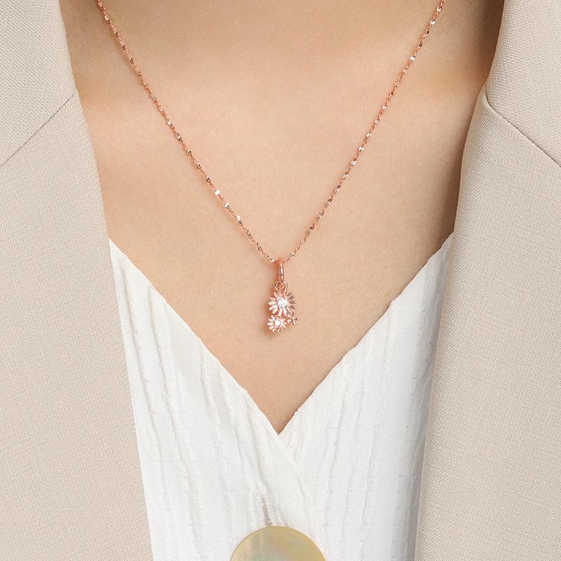 Original design to send mother carnation necklace, diamond-set simple niche Japanese and Korean small daisy necklace