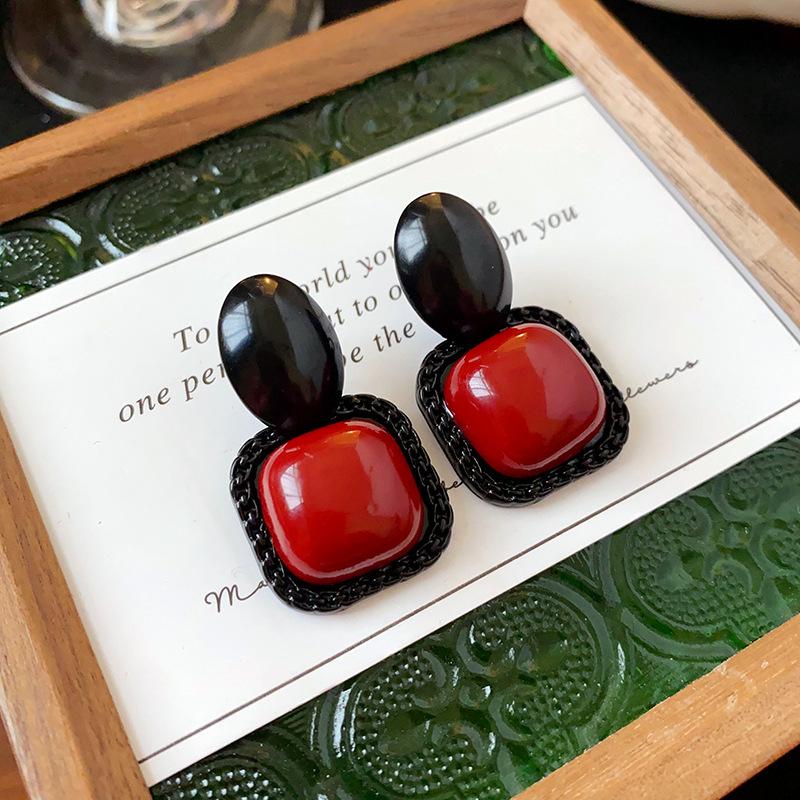 Silver Needle Tiger Eye Earrings - Retro High-End Studs with Niche Versatile Style and Elegant Temperament