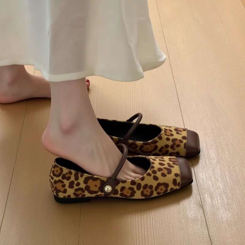 Square head Mary Jane shoes women's shoes 2025 autumn and winter new suede word with French skirt temperament single shoes