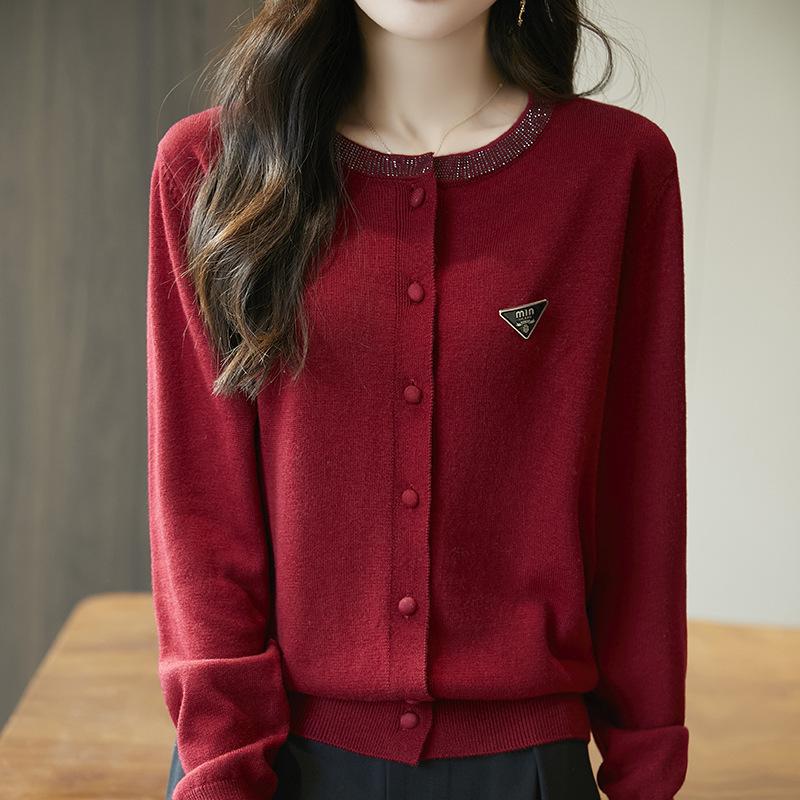 Ein neuer Herbst- und Frühlingsstil Strickjacke mit Rundhalsausschnitt und Strasssteinen, ein einfarbiger, lockerer und vielseitiger Strickpullover für Damen