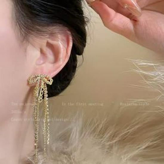 Elegante hochwertige Zirkonia-Ohrringe mit 925er Silberstiften - Damen-Leichtluxusschmuck für Frühling und Sommer