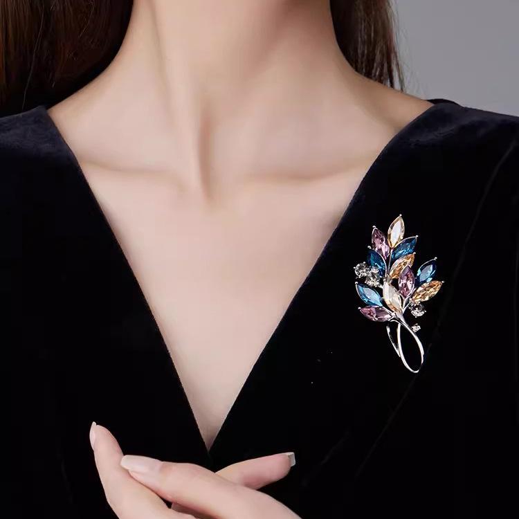 Färgspik Blomma Brosch Kvinnlig Nischad Designkänsla Kristallbrosch Temperament Utsökt Bukettnål Elegant Kostym Med Tillbehör