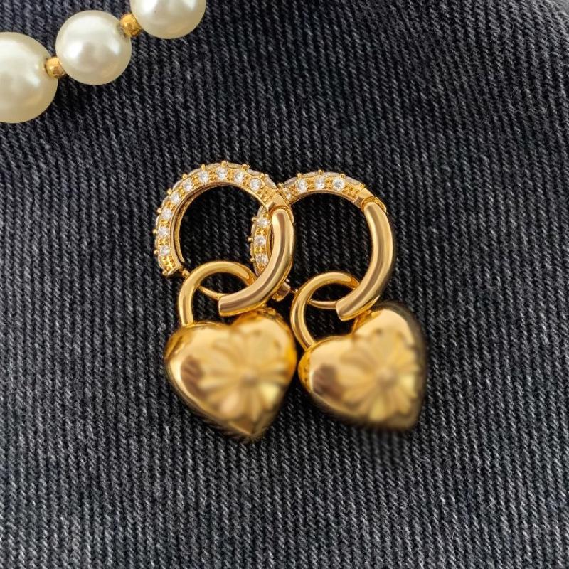 Нишевые Дизайнерские Золотые Сердечки Серьги Женские Легкая Роскошь Модный Стиль Элегантные Серьги Персиковые Сердечки Формы Характерные Ретро Серьги Повседневные Ежедневные