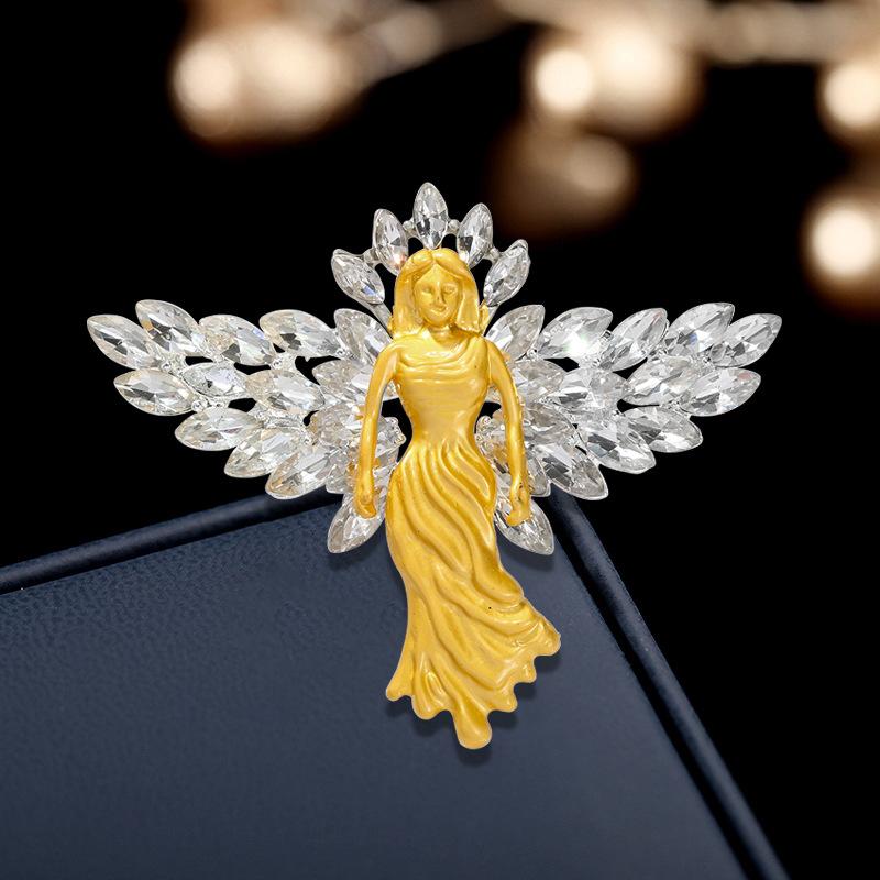 

Medieval matte gold angel wing brooch, women s high-end fashion minimalist brooch, crystal chest flower, coat and suit accessories