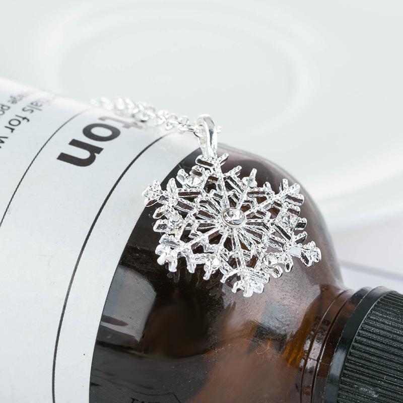 Korean Snowflake Rhinestone Necklace - Silver-Plated Short Pendant Chain, Perfect Christmas Gift