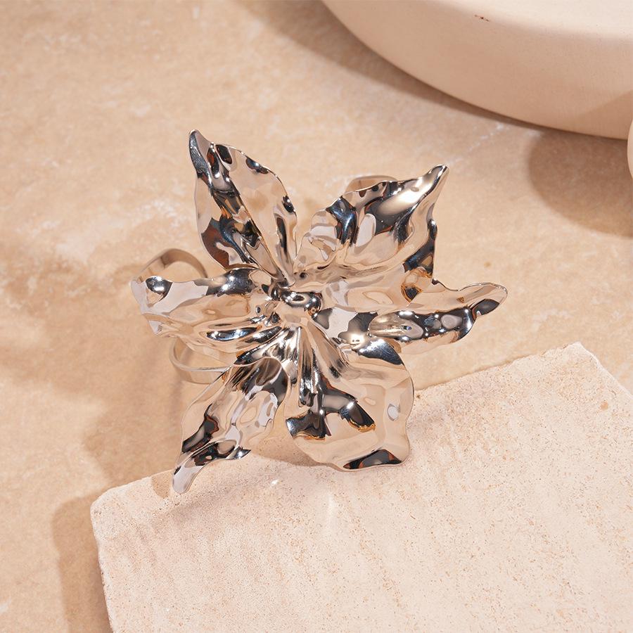 European & American Geometric Rivet Star Bracelet: Luxurious, Fashionable, Versatile, and Exaggerated Jewelry for Women.