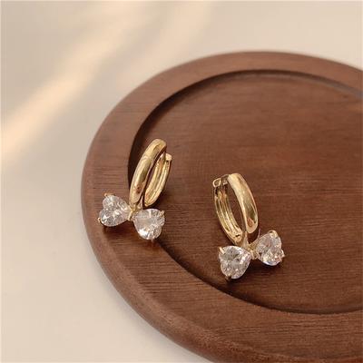 Orecchini a forma di cuore dolci e freschi a forma di fiocco, di nicchia, di alta gamma, orecchini dal temperamento di lusso leggero