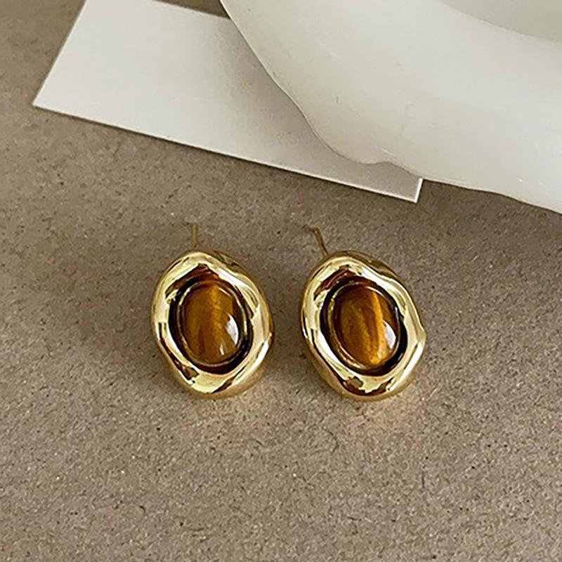 Retro exquisite stud earrings, French temperament resin earrings, fashionable, elegant and versatile high-end earrings