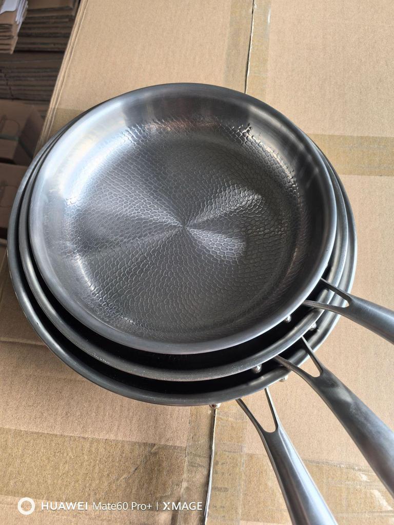 Padella Piatta in Titanio: Non rivestito, Antiaderente, Rimovibile, Compatibile con fornelli a gas, Realizzato in lega di titanio. Perfetto per Bistecche e Cucina Casalinga.