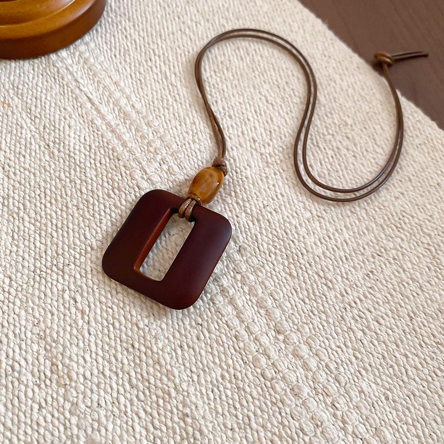 Artistic Retro Resin Heart Necklace: Simple, Fashionable, Versatile Sweater Chain with a High-Class Feel.