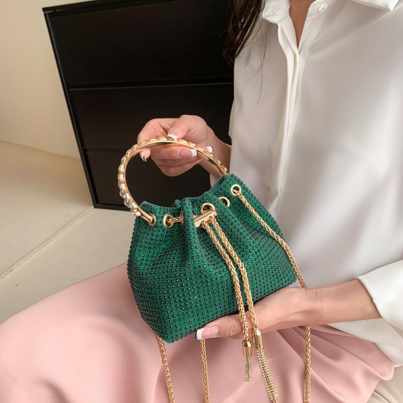 Dámské kabelky ve stylu mini designových kyblíkových tašek pro ženy Luxusní zbrusu nová kabelka Crossbody s řetízkem Dámské kabelky