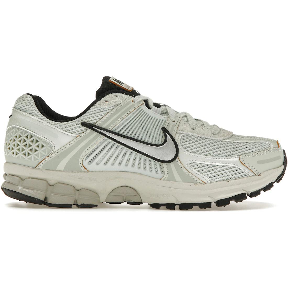 

Sneaker Nike Zoom Vomero 5 Light Silver Chrome (Women s)(FN6742-001) 35.5