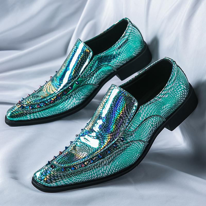 Designové pánské zelené společenské boty Chelsea z lakované kůže pro muže, luxusní hip hopové punkové nýtované mokasíny, svatební plesová obuv