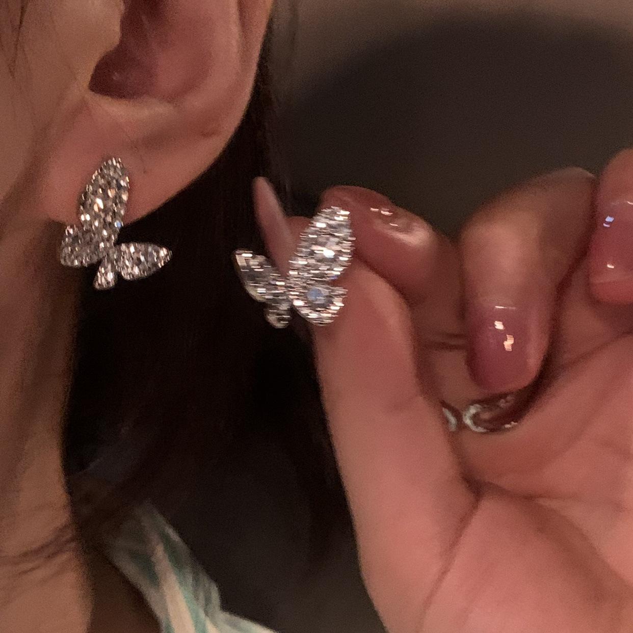 

Full Diamond Butterfly Stud Earrings Temperament Celebrity Earrings Design Sense Advanced Cold Wind Earrings