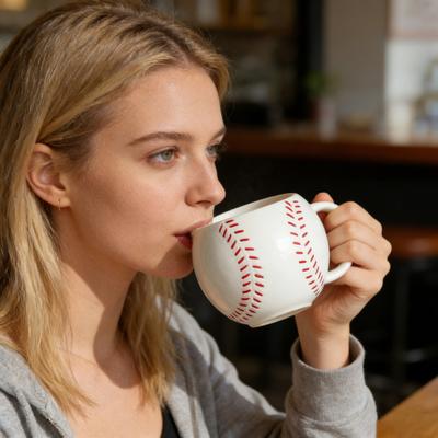 Baseball Shape Coffee Mug with Lid C-Shaped Handle Ceramic Mug 420ml Water Drinking Cup for Coffee Tea Drinks Home Kitchen Outdoor Use