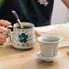 Modrobílý porcelánový šálek na čaj Keramický ručně malovaný Retro hrnek s oddělovačem na vodu a víčkem s filtrem Kancelářské šálky na čaj Nápojové nádobí