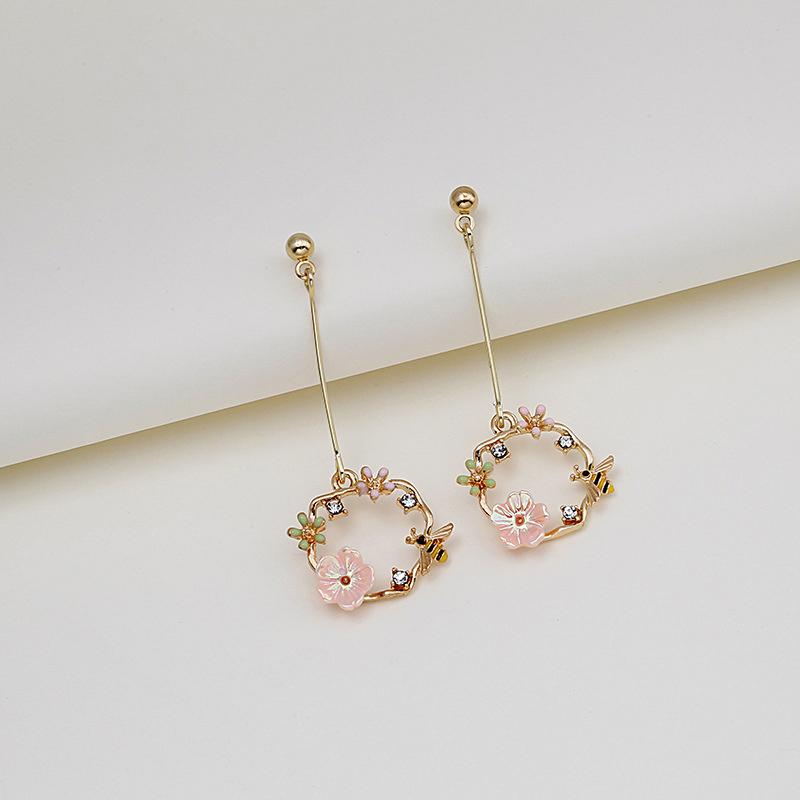 1Pair Hollow Wreath Flower Earrings For Women  Sweet Bee Stud Earring Girl Wedding Party Jewelry