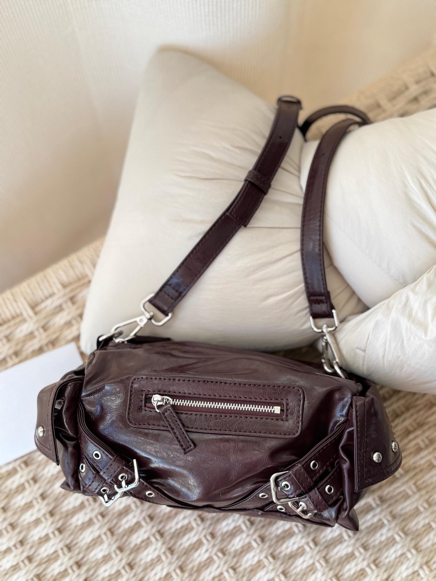 

Retro Versatile Metal Rivets Large Capacity Locomotive Bag Sweet Cool Spice Girl Style Portable Shoulder Messenger Bag Bag Bag 19*8*13 бордовый