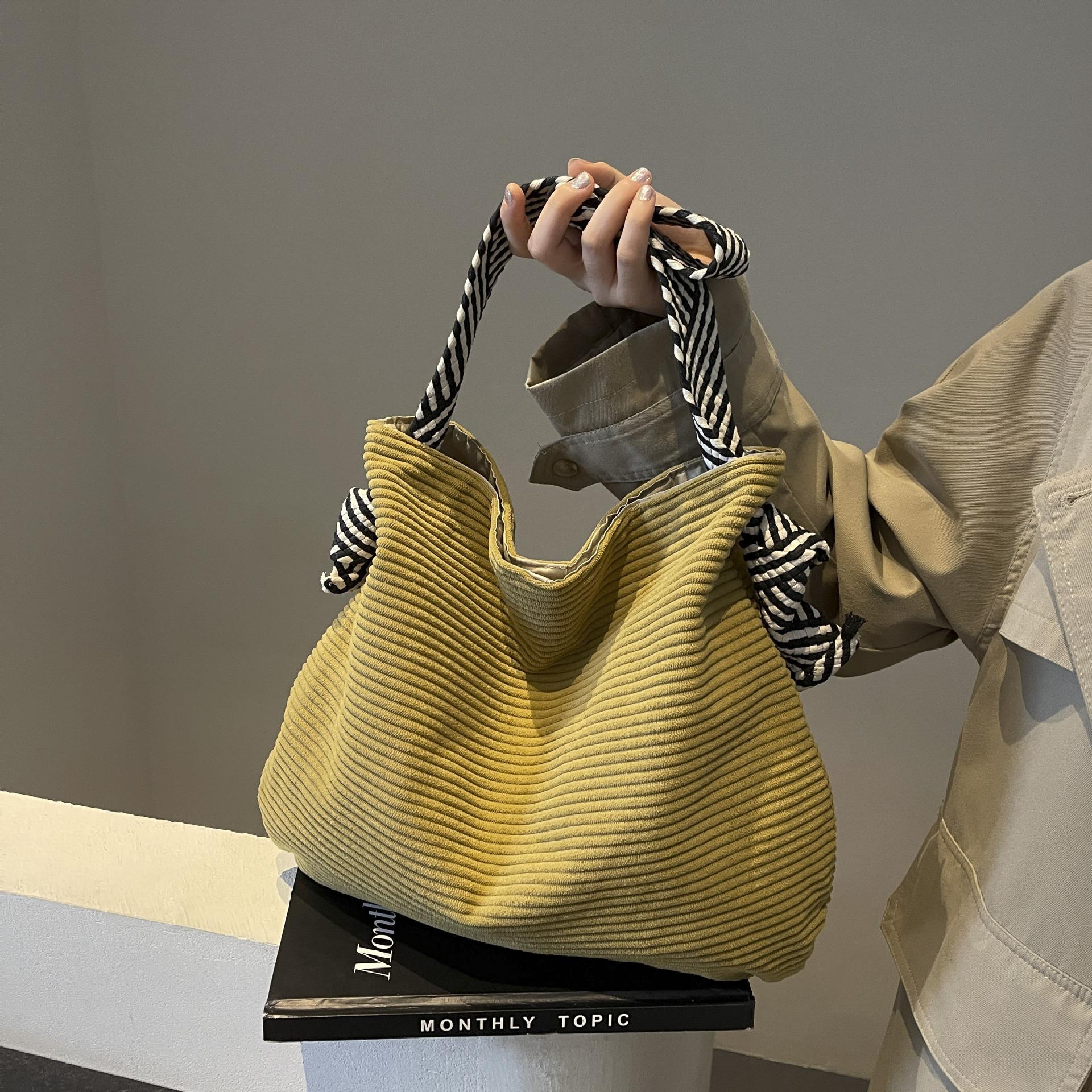 

Повседневная сумка-хобо из вельвета в стиле минимализма с однотонной сумкой в стиле ретро.