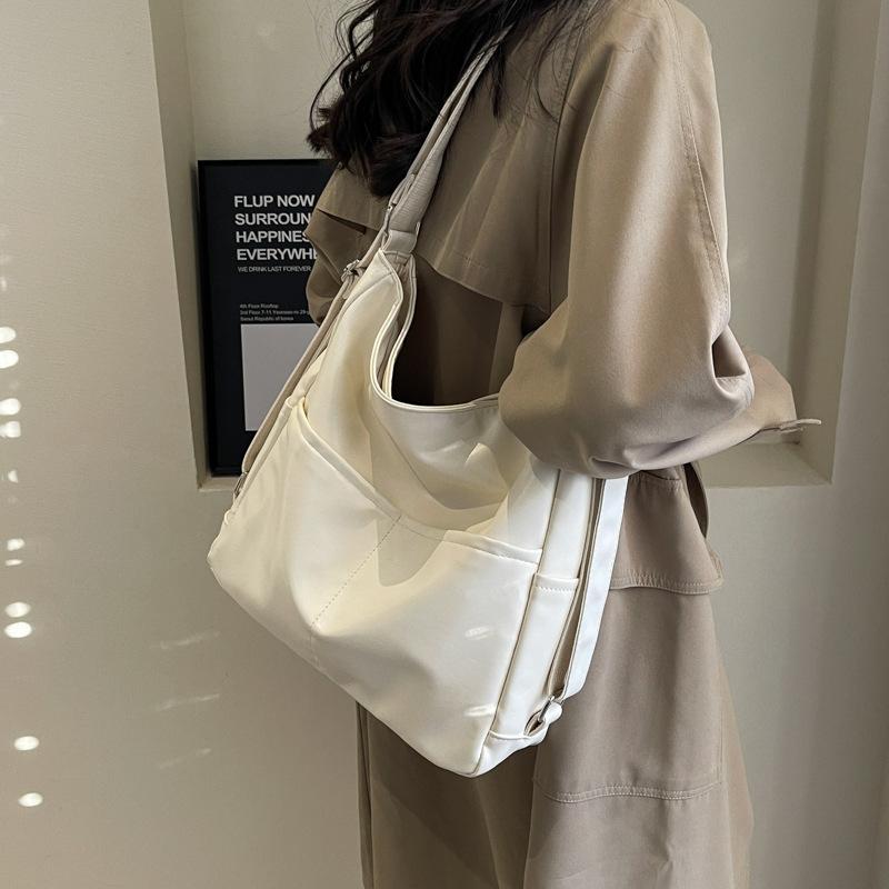 Lielas ietilpības pilsētas mugursoma sieviešu jauna pavasara un vasaras modes teksturēta plecu soma populāra retro iepirkumu soma