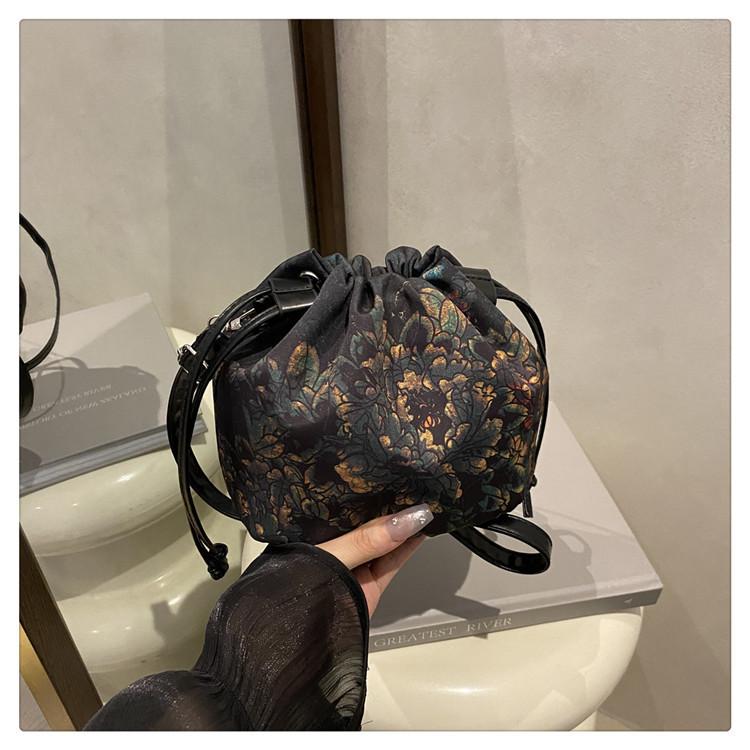 Lucky Bag Xiangyun Dragon Scale Pattern 2025 New National Style New Chinese Style Middle-aged and Elderly Mother Crossbody Senior Sense Ingot Bag
