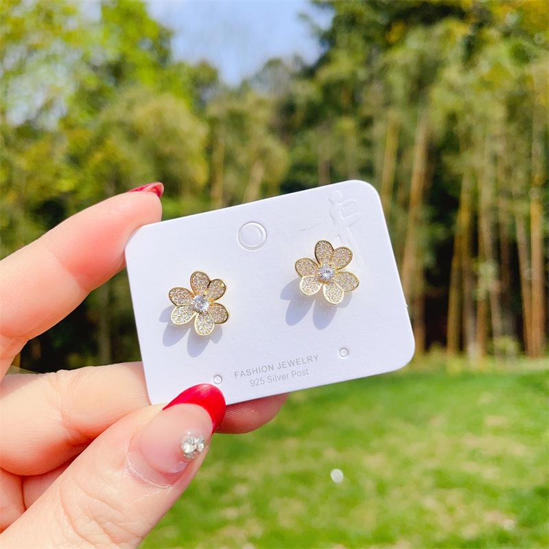 

Серьги-пусеты с клевером и цирконом в корейском стиле - Элегантные и простые