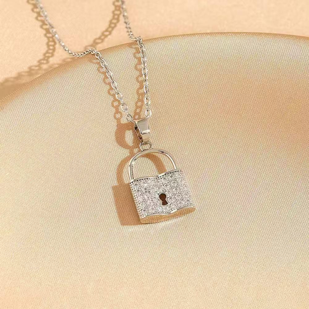 Vintage Titanium Steel Women's Pearl Pendant Necklace - Light Luxury Clavicle Chain