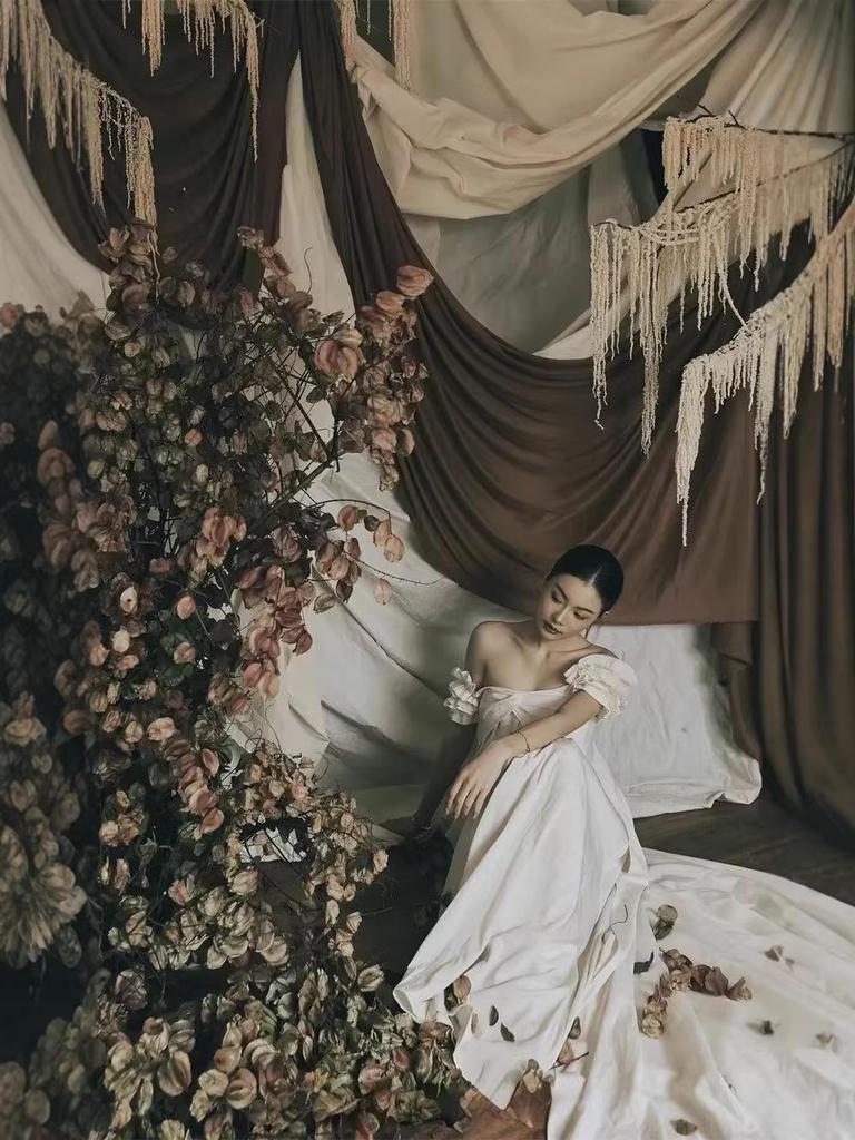 Maternity French White Gown - High-End Retro Oil Painting Style for Photography