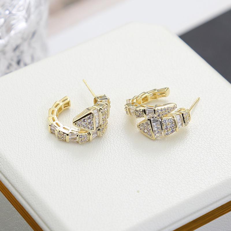 

Серьги-змеи из циркония, эксклюзивный дизайн, серьги с нишевым темпераментом, женские французские легкие роскошные простые серьги-гвоздики оптом