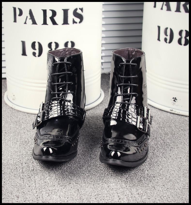 Europäische und amerikanische spitz zulaufende Martin-Stiefel Herren Lackleder Punk-Trend Nieten Koreanische Version Cowboy Kurzstiefel Schnürstiefel Kurzer Schaft Schnürung t