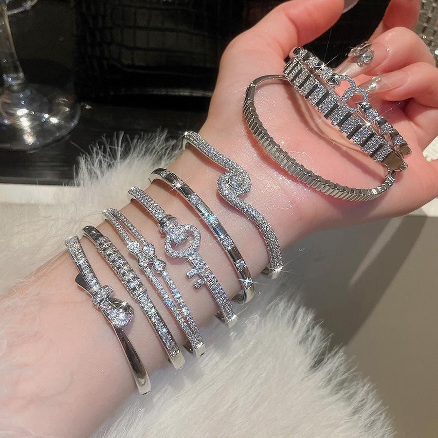 Brățară cu Cataramă Inimă din Zirconiu Placată cu Aur de 18K - Bijuterie Elegantă pentru Femei