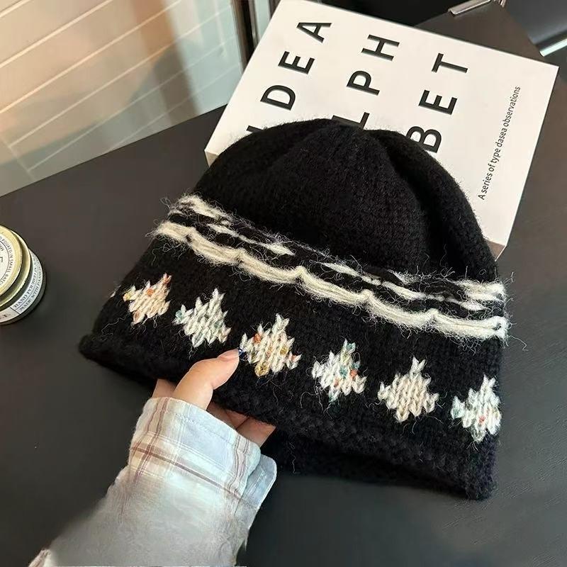 

Вязаная шерстяная шапка в стиле ретро Fair Isle для женщин на осень и зиму Новая универсальная шапка, подчеркивающая маленький размер лица, теплая и защищающая от холода, с защитой ушей M（53-58cm）