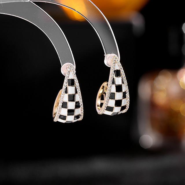Cercei geometrici de modă coreeană Declarație de design Cercei cu zăbrele alb negru Bijuterii de lux pentru femei cu piatră CZ
