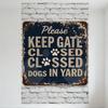 Vintage Metal Sign 'Please Keep Gate Closed Dogs In Yard' Rustic Distressed Wall Plaque for Garden Yard Home Decor Hanging Art