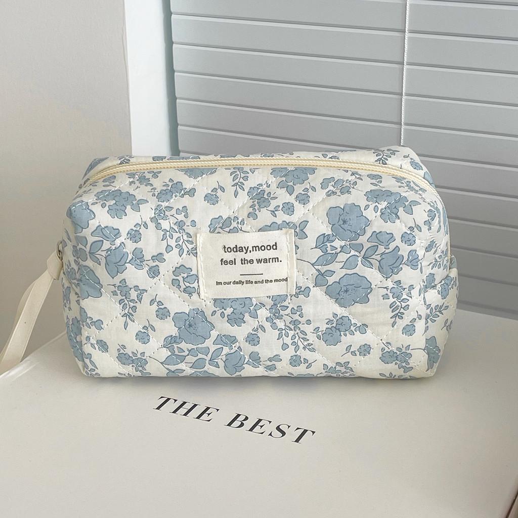 Vintage Floral Makeup Bag With Polyester Material For Travel And Daily Use