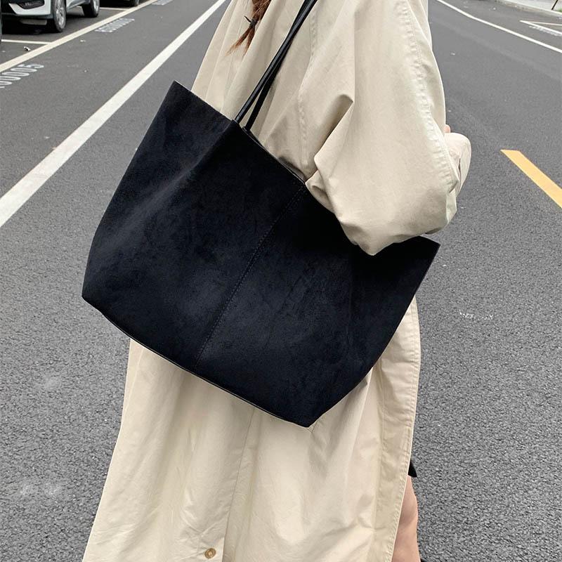 

Матовая ретро сумка женская большой вместимости 2025 новая осень и зима универсальная на одно плечо сумка для мамы и ребенка сумка-тоут для поездок на работу чёрный