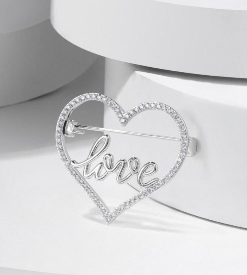 Modische Herz-Buchstaben-Strass-Broschen für Damen Exquisites Design Anstecknadel Kleiderabzeichen Corsage Schmuckzubehör