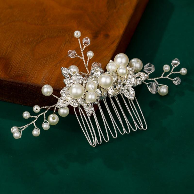 Handgefertigter Braut-Haarkamm mit Perlen, Strass und Blumen mit Blättern