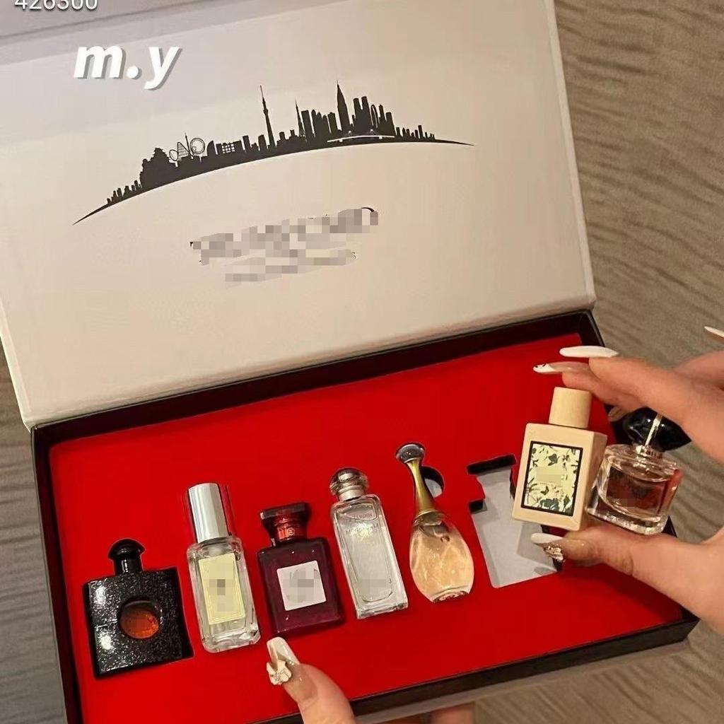Seven-Piece Perfume Gift Set: Mini Fragrances with Long-Lasting Light Scents for Christmas Souvenir or Gift