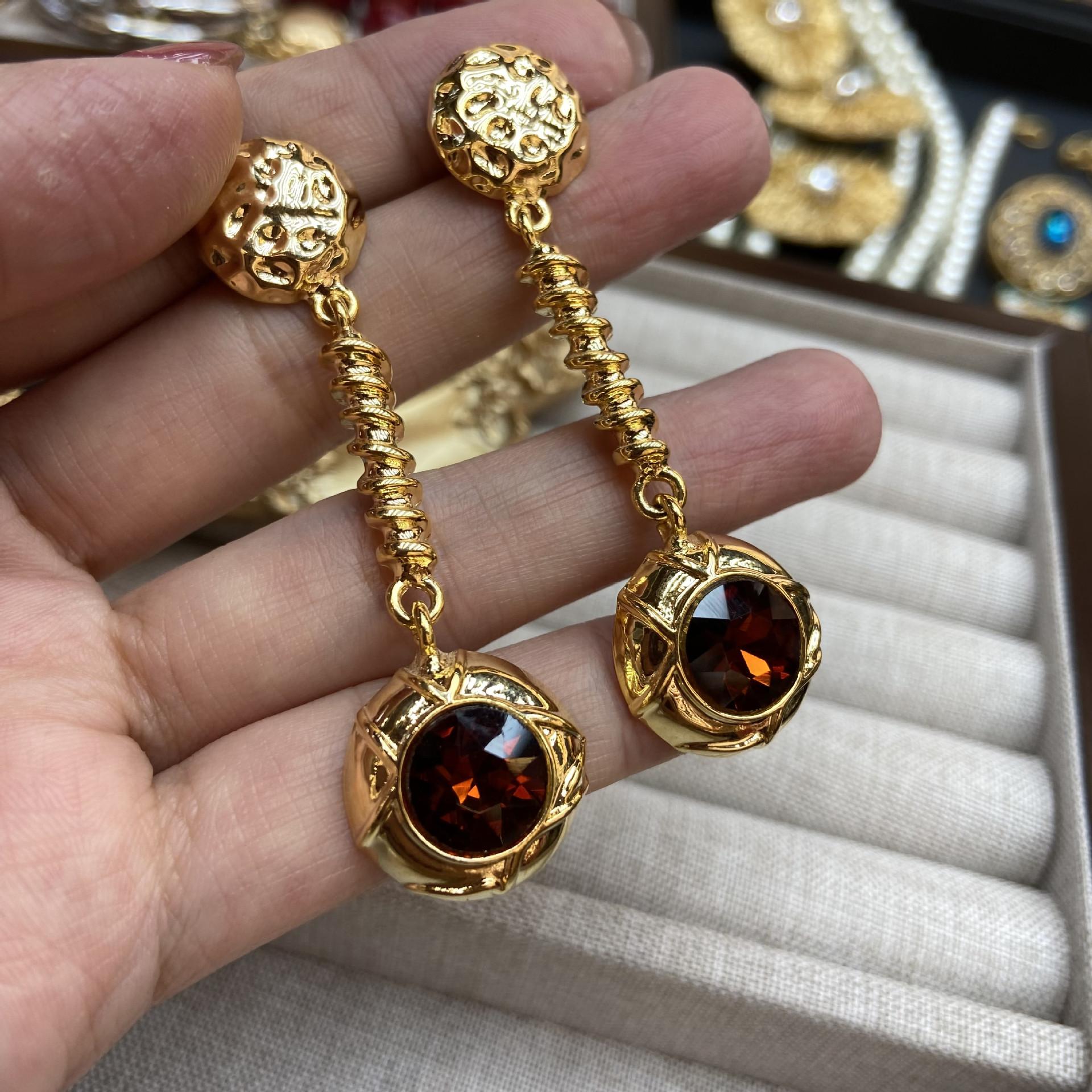 

Серьги-пружинки в стиле ретро с темно-красным цирконием, покрытые медью 24-каратного золота, в стиле молотка, модные серьги-подиумы