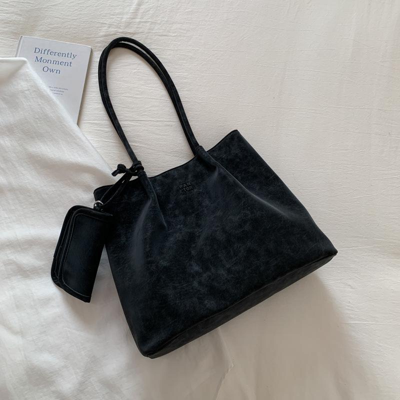 

Корейская версия простой сумки-тоут большой вместимости 2025 осень новая модная дорожная портативная текстурная высокоценная сумка через плечо чёрный