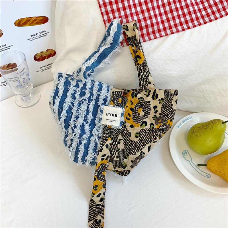 

Niche contrasting color splicing bucket bag women s new lightweight and versatile commuter portable small bag светло-синий