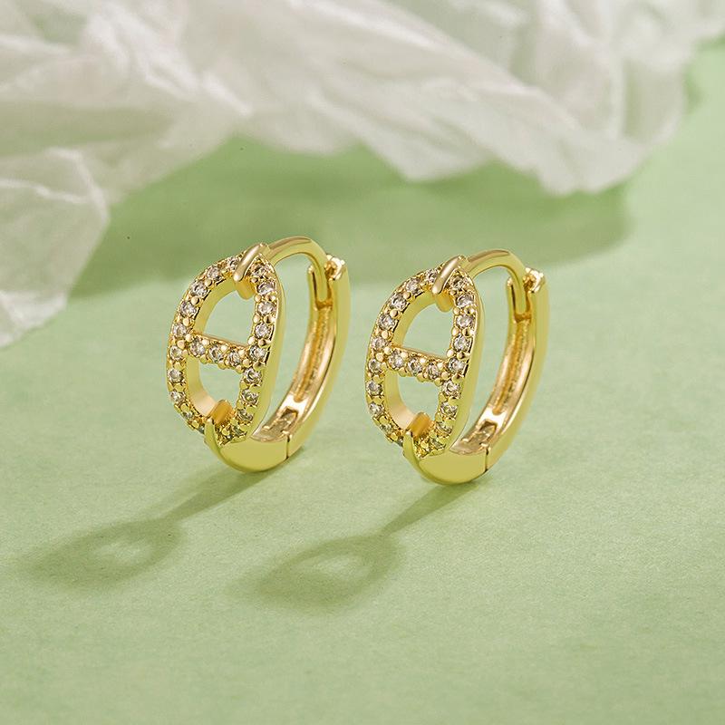 

Трендовые геометрические каффы для ушей: Элегантный ретро-стиль для начала осени 2023