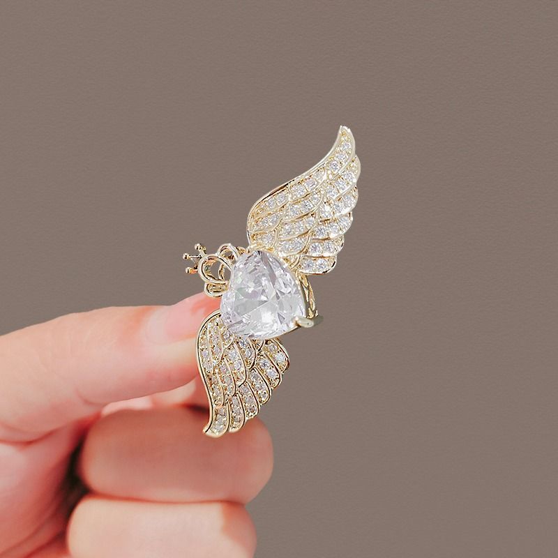 Broche ailes d'ange haut de gamme pour femme, broche délicate, accessoires de cou haut de gamme, strass, costume, pull, corsage