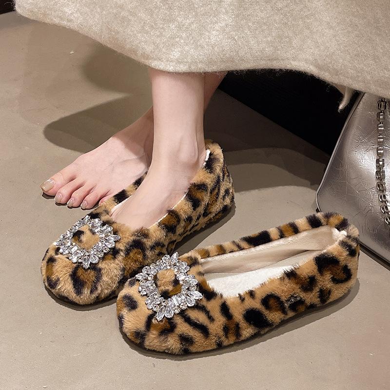 

Fisherman square buckle rhinestone flat-bottomed fluffy shoes women s 2025 autumn and winter accessories home thickened non-slip Doudou single shoes 40 цветной печати леопарда